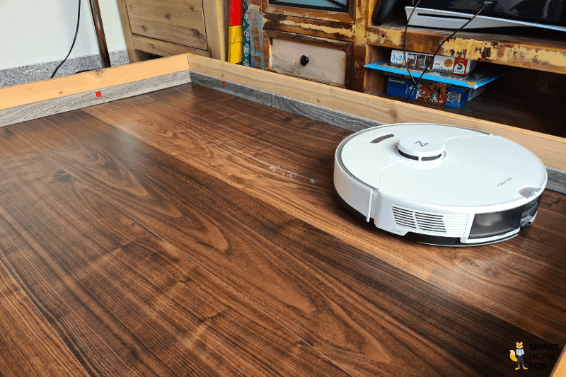 Roborock S7 Pro Ultra Saugroboter reinigt Sand auf einem Hartboden